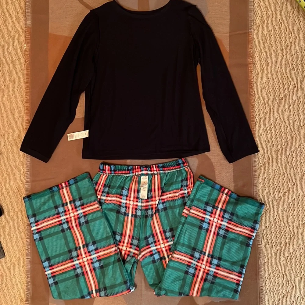 Like new! Oshkosh B’Gosh Christmas Rockin’ Santa /Plaid Boys Pajamas, (M)
